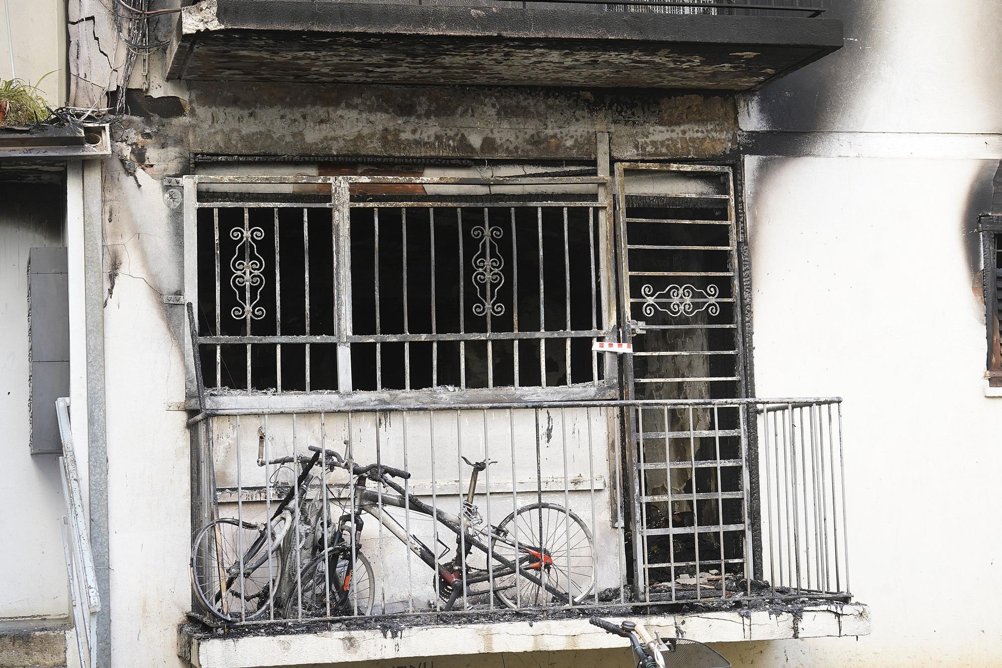 L'incendi en un bloc de pisos de Salt, en imatges