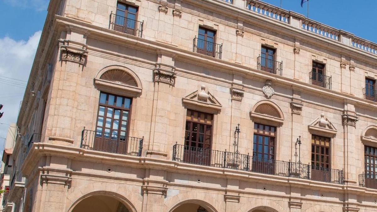 Fachada principal del edificio noble del Ayuntamiento de Castelló.
