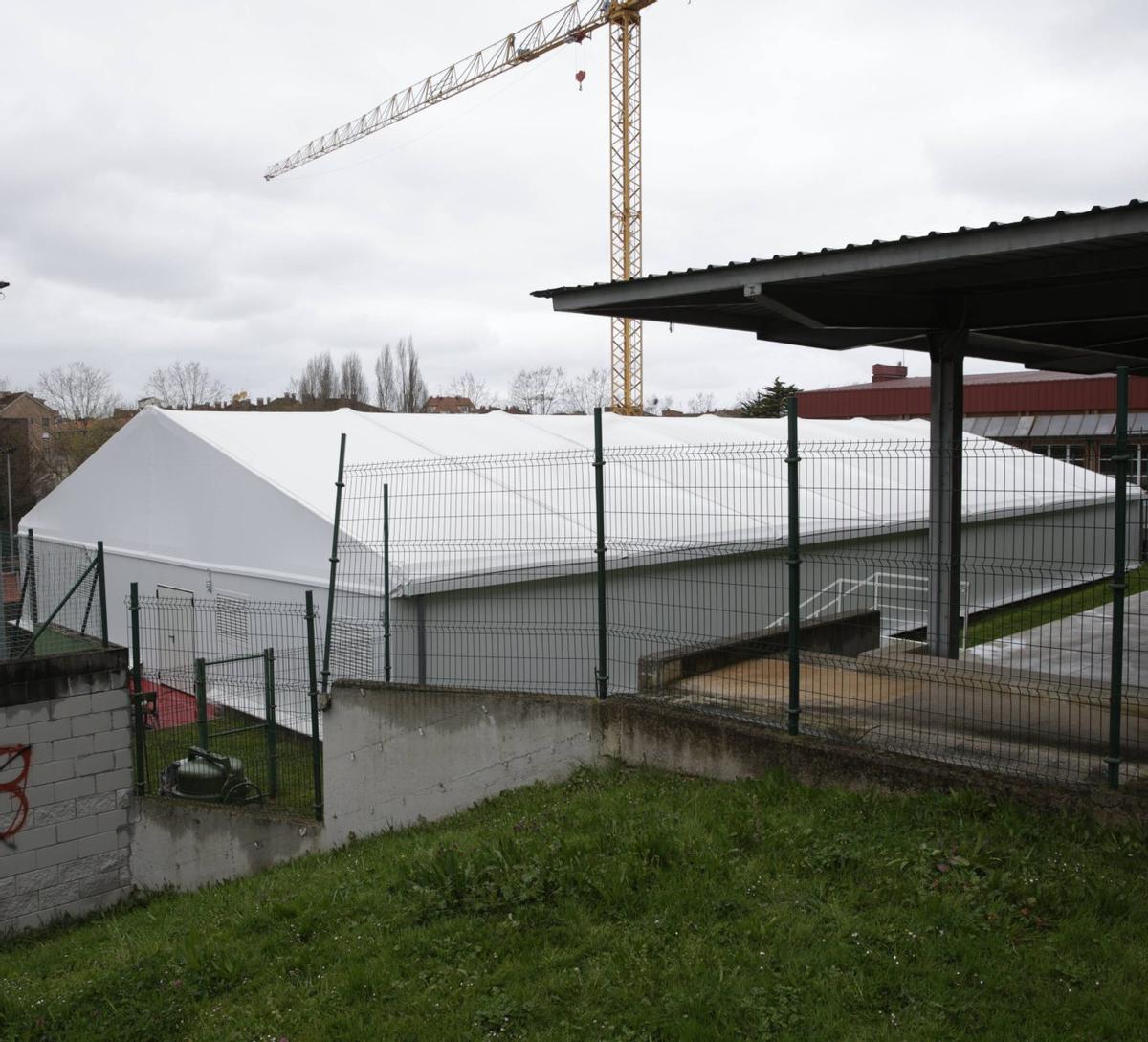Aspecto exterior de la carpa deportiva de El Llano.  | JUAN PLAZA
