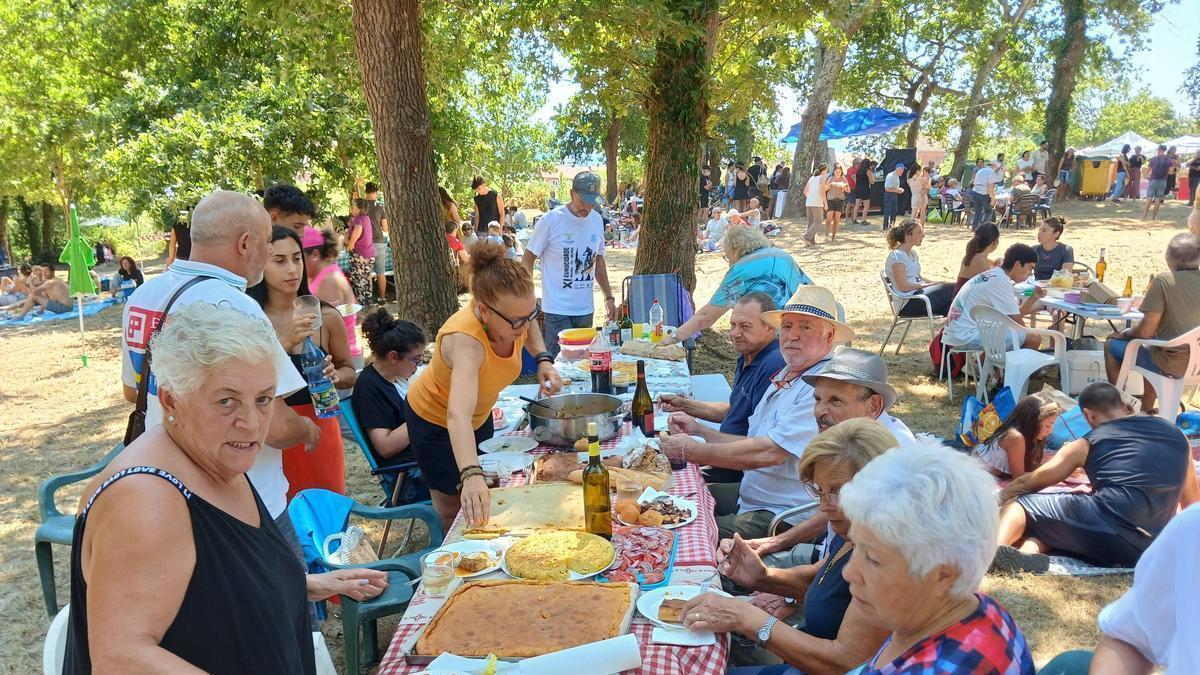 Ambiente en la carballeira de Bronlle para disfrutar de su tradicional romería.