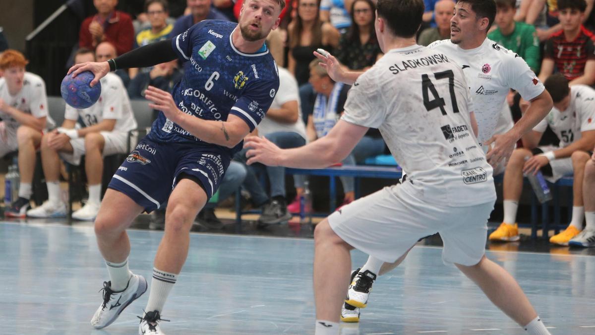 El jugador danés del Frigoríficos del Morrazo Mads Thymann durante el encuentro en O Gatañal ante el Guadalajara.
