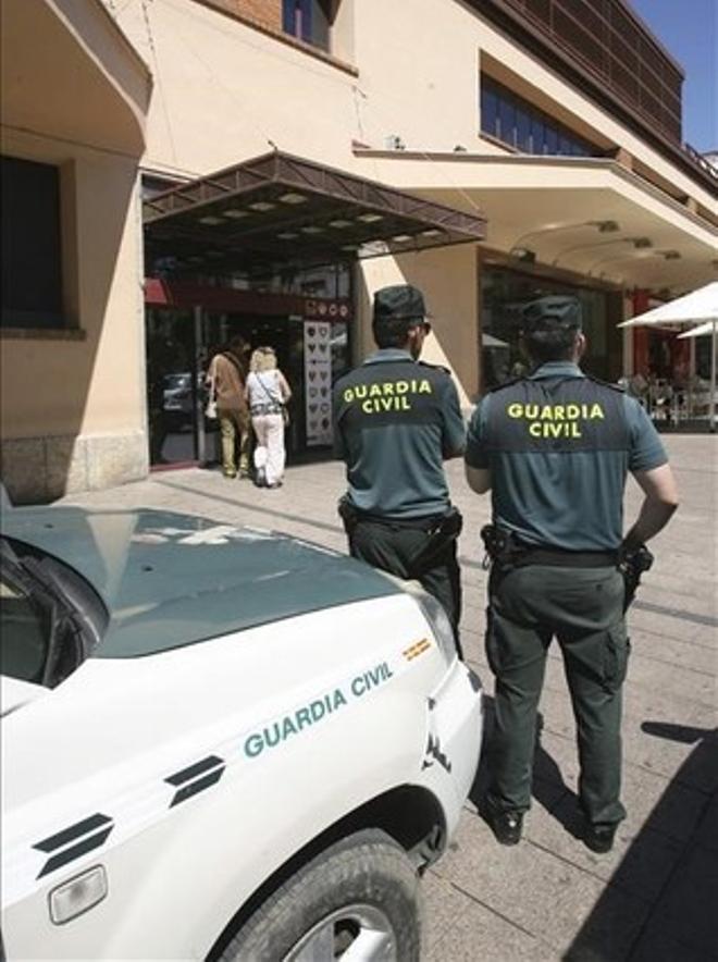 Agentes de la Guardia Civil, durante un registro en dependencias municipales de Reus.