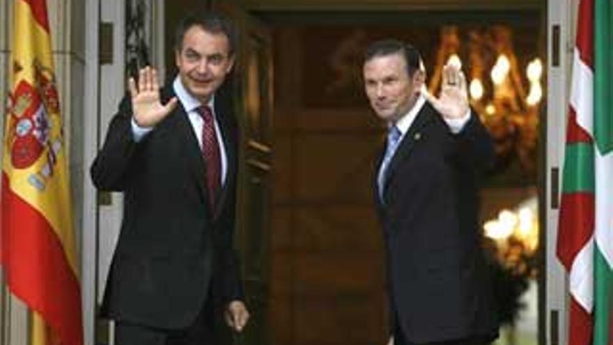 Zapatero recibe a Ibarretxe en La Moncloa