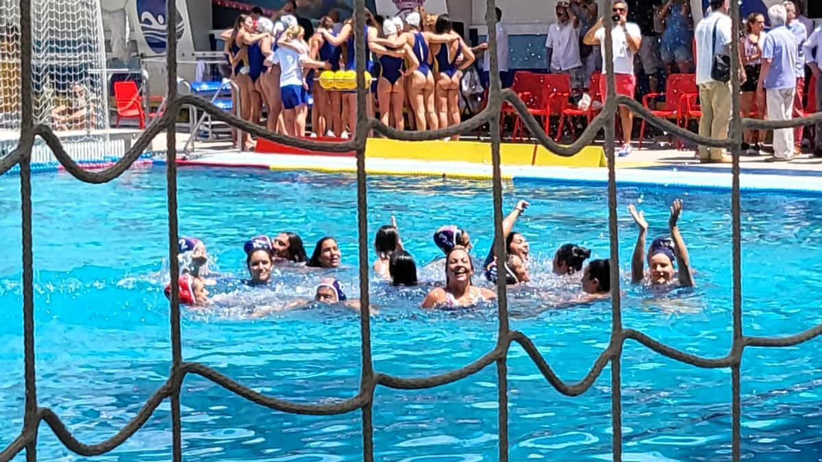 Las jugadoras del Echeyde celebraron en la piscina su ascenso a la División de Honor