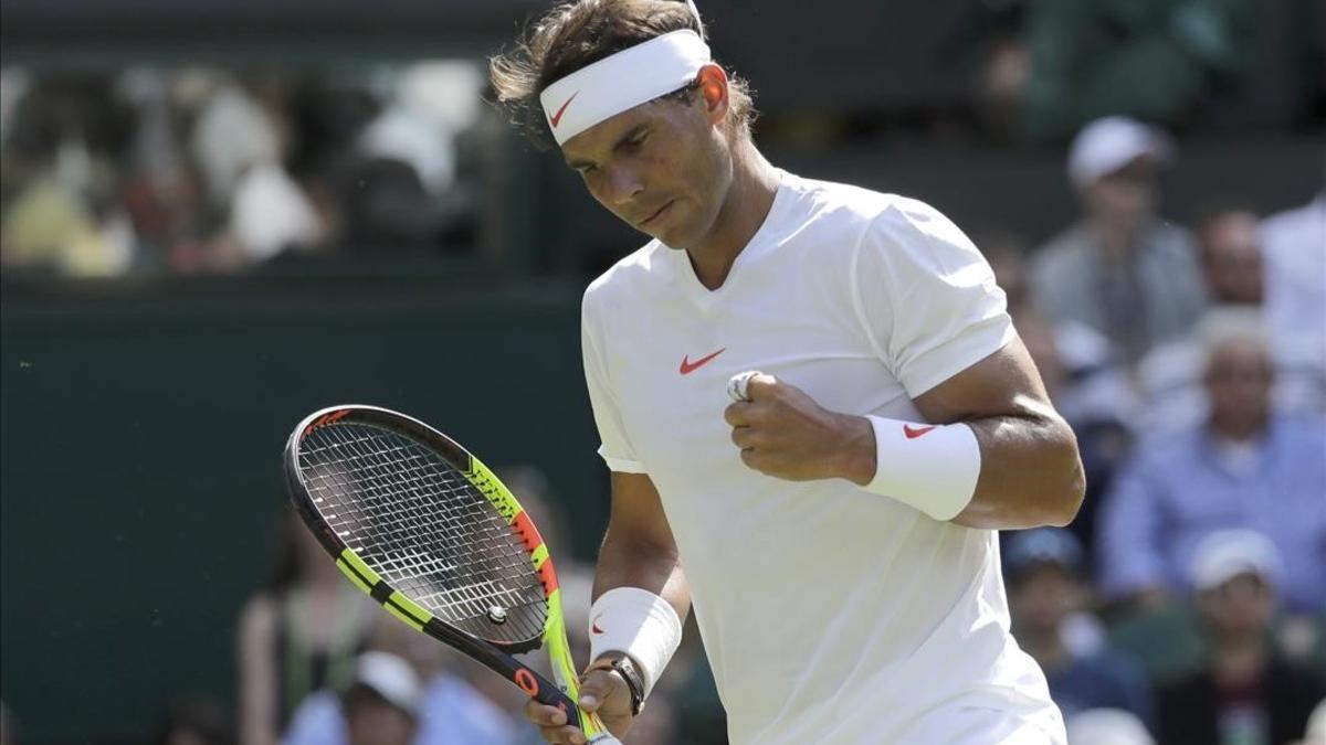 Nadal celebra un punto en su debut en Wimbledon