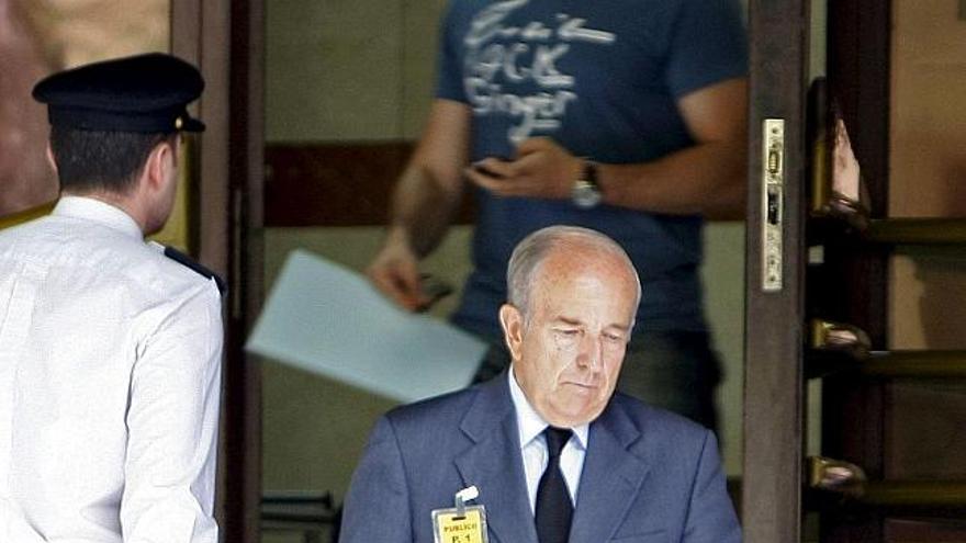 El ex jefe del Estado Mayor de la Defensa Antonio Moreno Barberá sale de la Audiencia Nacional, donde estaba citado por el juez Fernando Grande Marlaska para tomarle declaración como imputado por un delito de imprudencia grave con resultado de muerte en relación con las supuestas irregularidades en la contratación del avión Yak-42