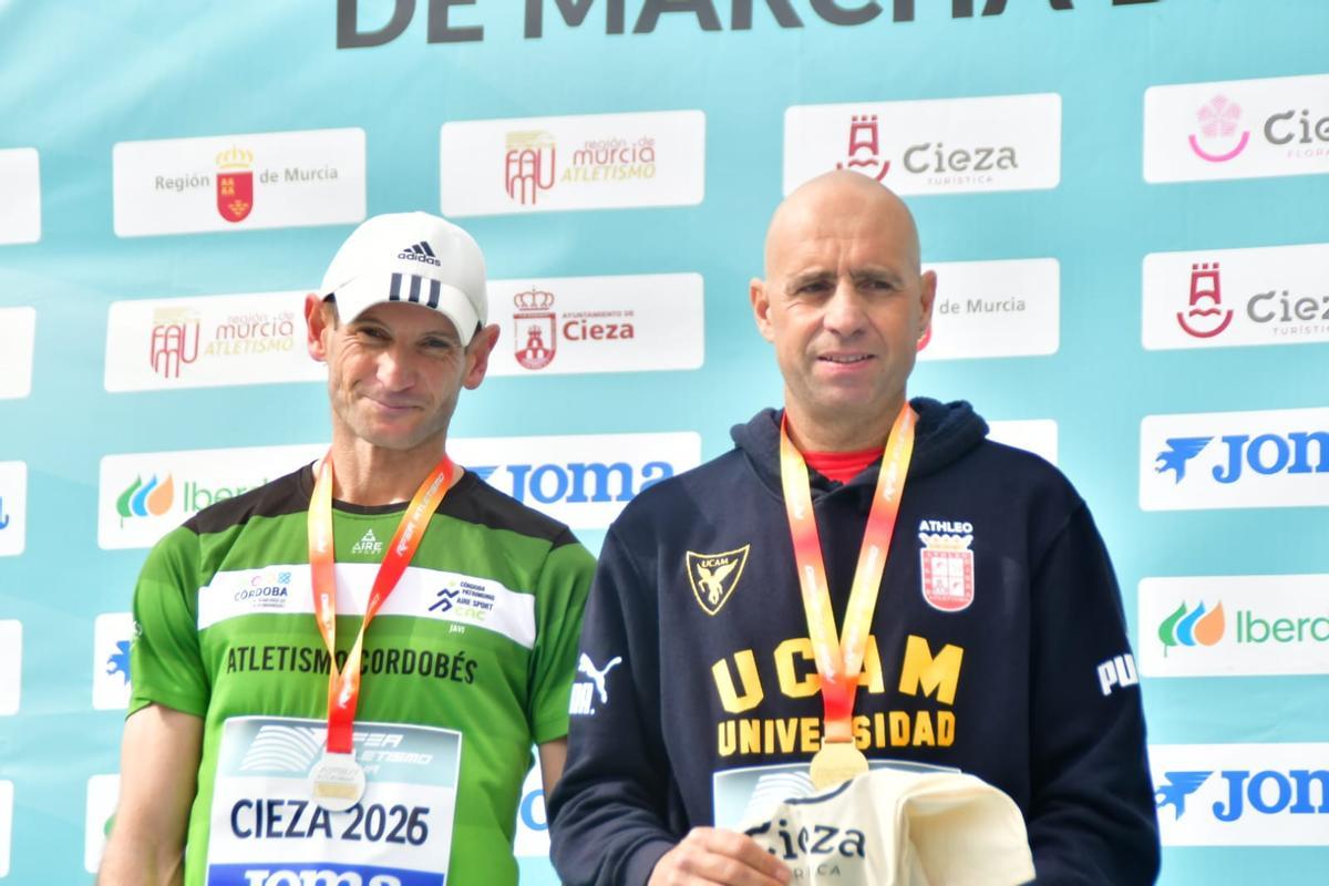 Daniel López, a la derecha, con su medalla de campeón de España master
