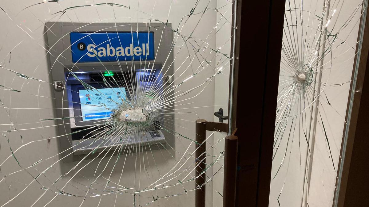 Cristalera rota en una sede financiera de la calle de Gran de Sant Andreu.