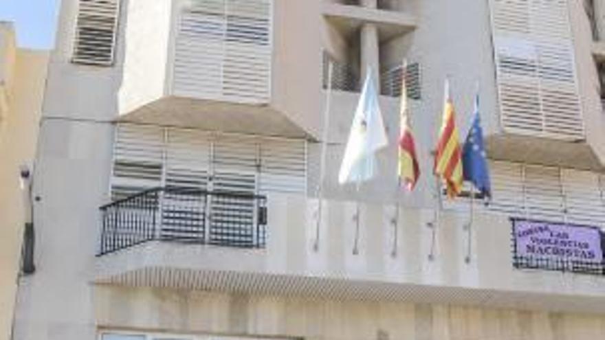 Imagen de la fachada del Ayuntamiento de Torrevieja.