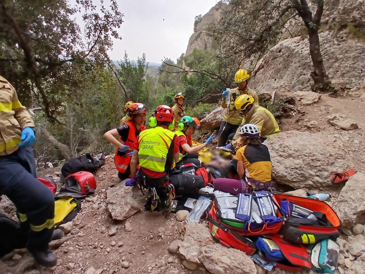 Els Bombers atenent un dels escaladors a Montserrat