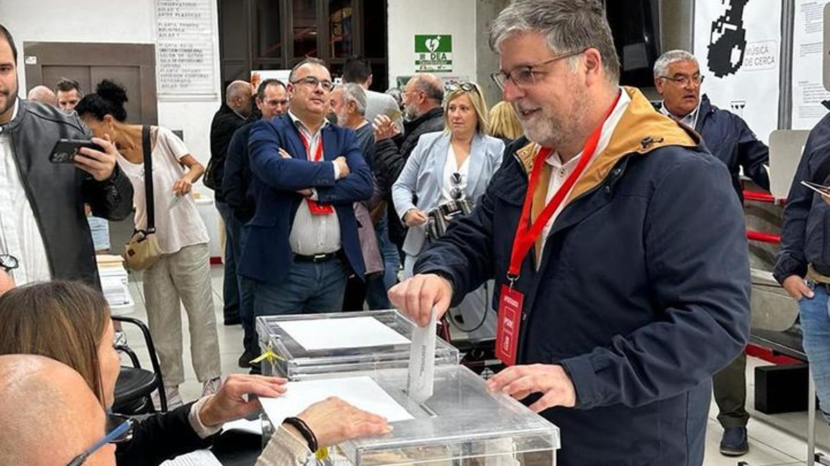 El alcalde y alcaldable socialista Fulgencio Cerdán votando en el 28-M.