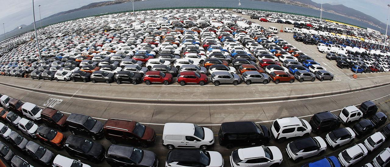 Miles de coches fabricados por Stellantis en Balaídos a la espera de embarque en la terminal Ro-Ro de Bouzas.