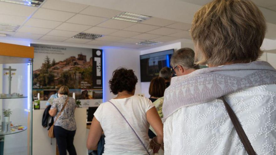 Colas en la oficina municipal de turismo de Tui. |