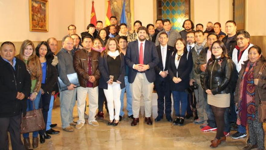 López Miras con el cónsul de Ecuador y los representantes de las comunidades ecuatorianas en la Región