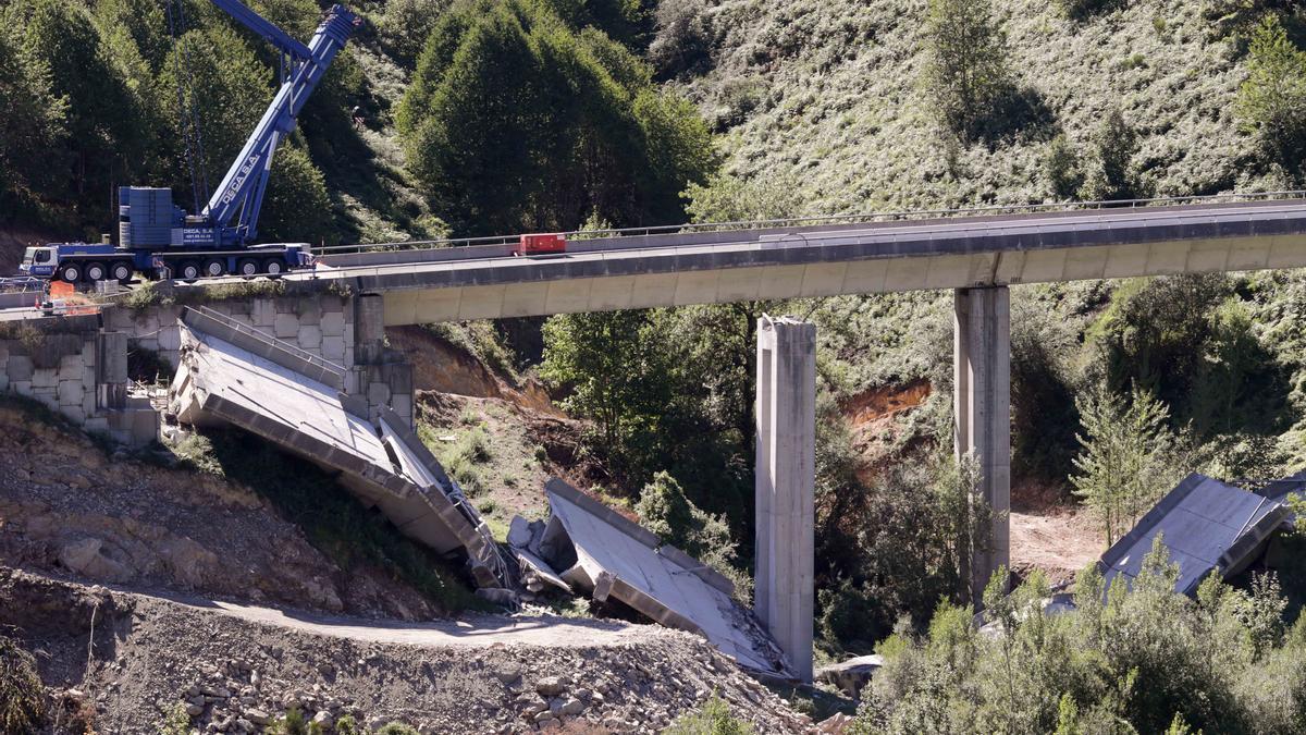 Foto de archivo del desmontaje del viaducto de la A-6.