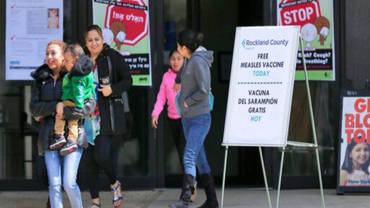 Campaña de vacunación contra el sarampión en escuelas y lugares públicos en Nueva York.