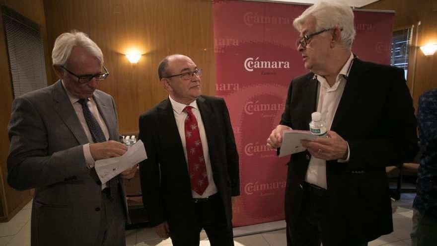 Oliveira (centro) junto a los vicepresidentes Esbec (derecha) y Gonzlo Ontiveros.