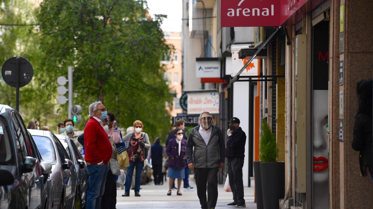 Personas realizan sus compras en una calle de A Coruña