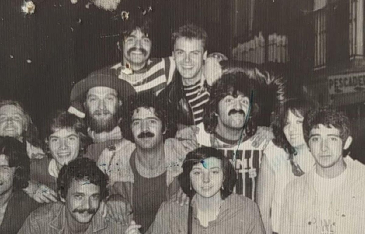 Un grupo de asturianos que viajó a Pamplona con Cándido Coto (en el centro) a finales de los años setenta. En el círculo, una imagen actual del avilesino con un tigre. | C. C.