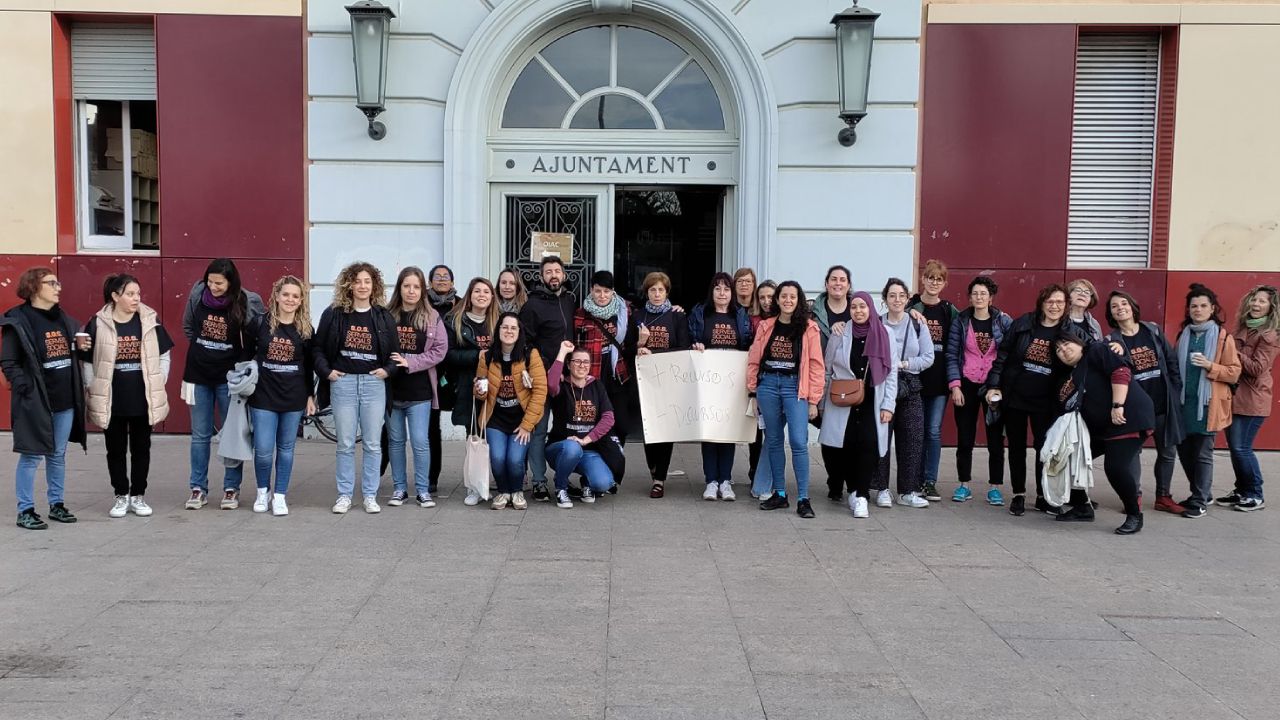 Concentración de profesionales de servicios sociales de Santa Coloma frente al ayuntamiento, el 30 de marzo