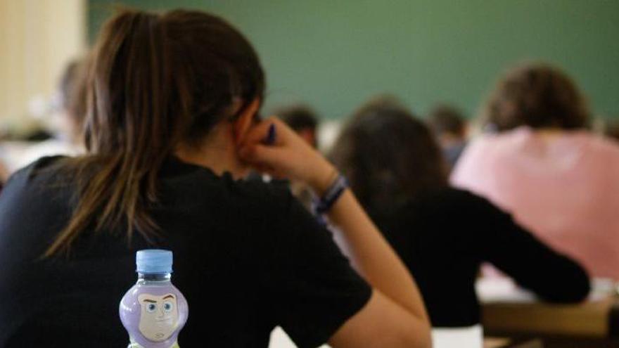 Una joven, durante un examen.