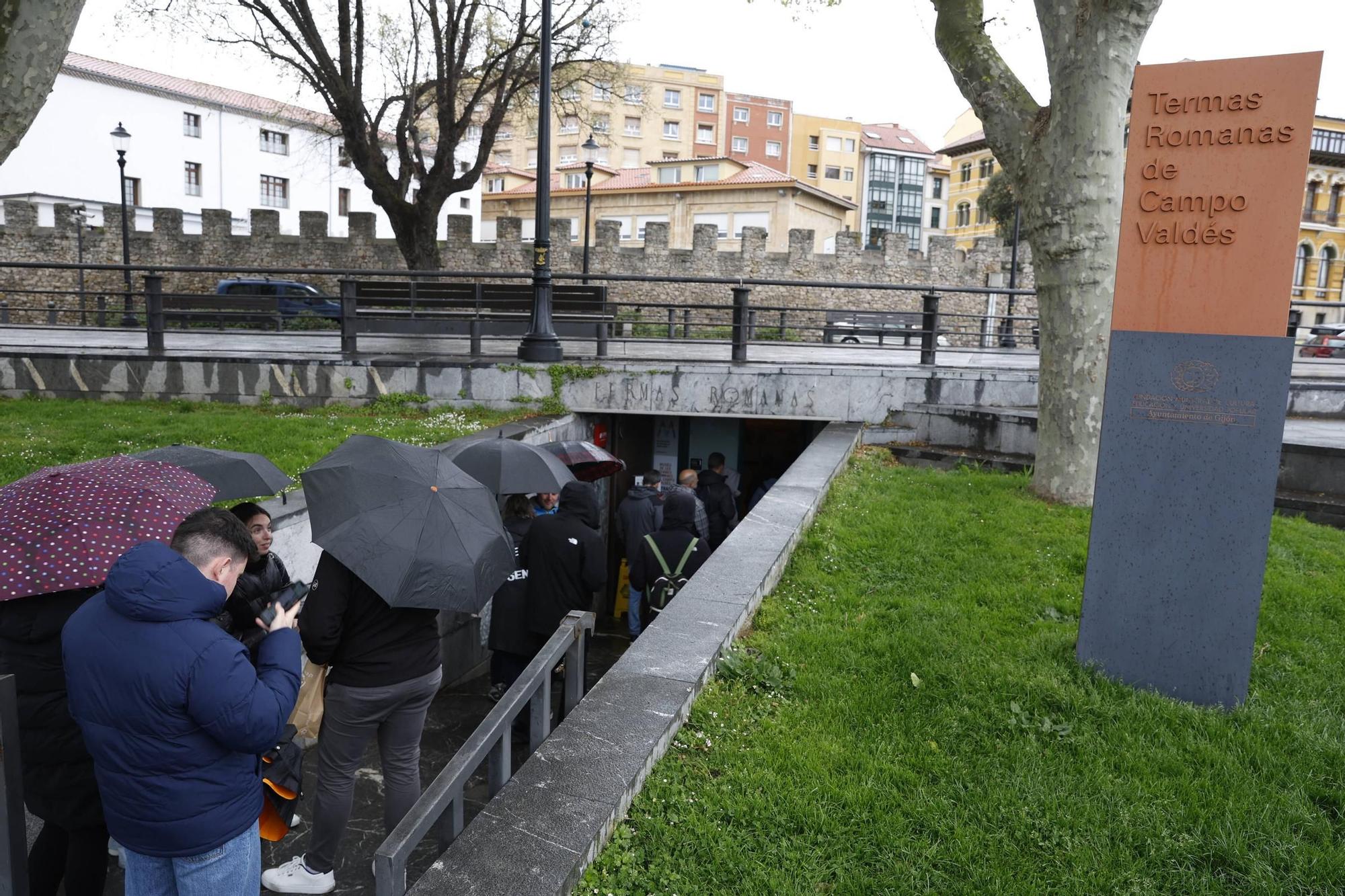 Los turistas en Gijón se refugian del mal tiempo en los museos (en imágenes)