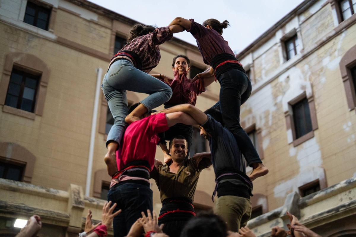 Esquerdats, la colla castellera que ensaya en la Modelo