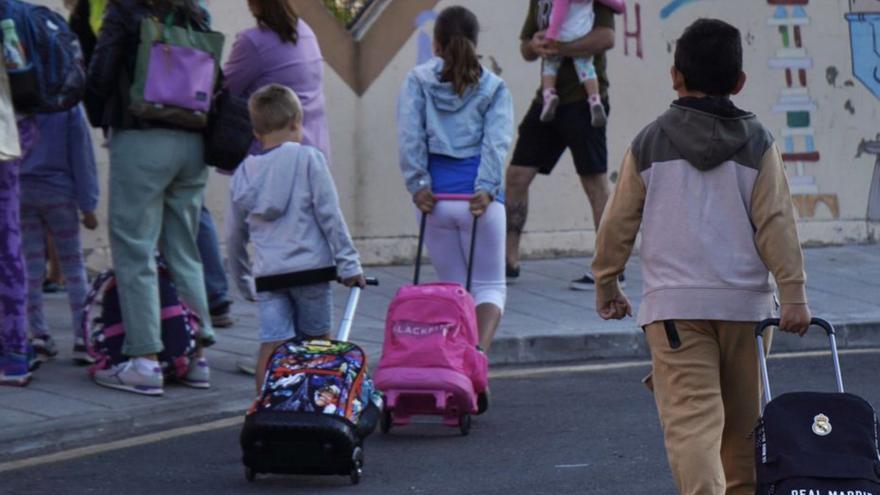 Escolares a la entrada de un centro educativo de Zamora.