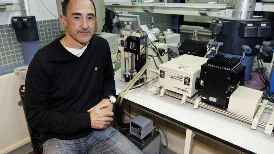 Luis Liz Marzán, en el laboratorio de la Facultad de Química de la UVigo, en 2012. // Marta G. Brea