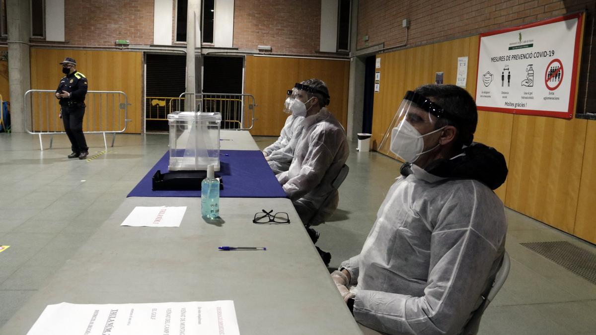 Simulacro de votación en un colegio electoral de Sant Julià de Ramis