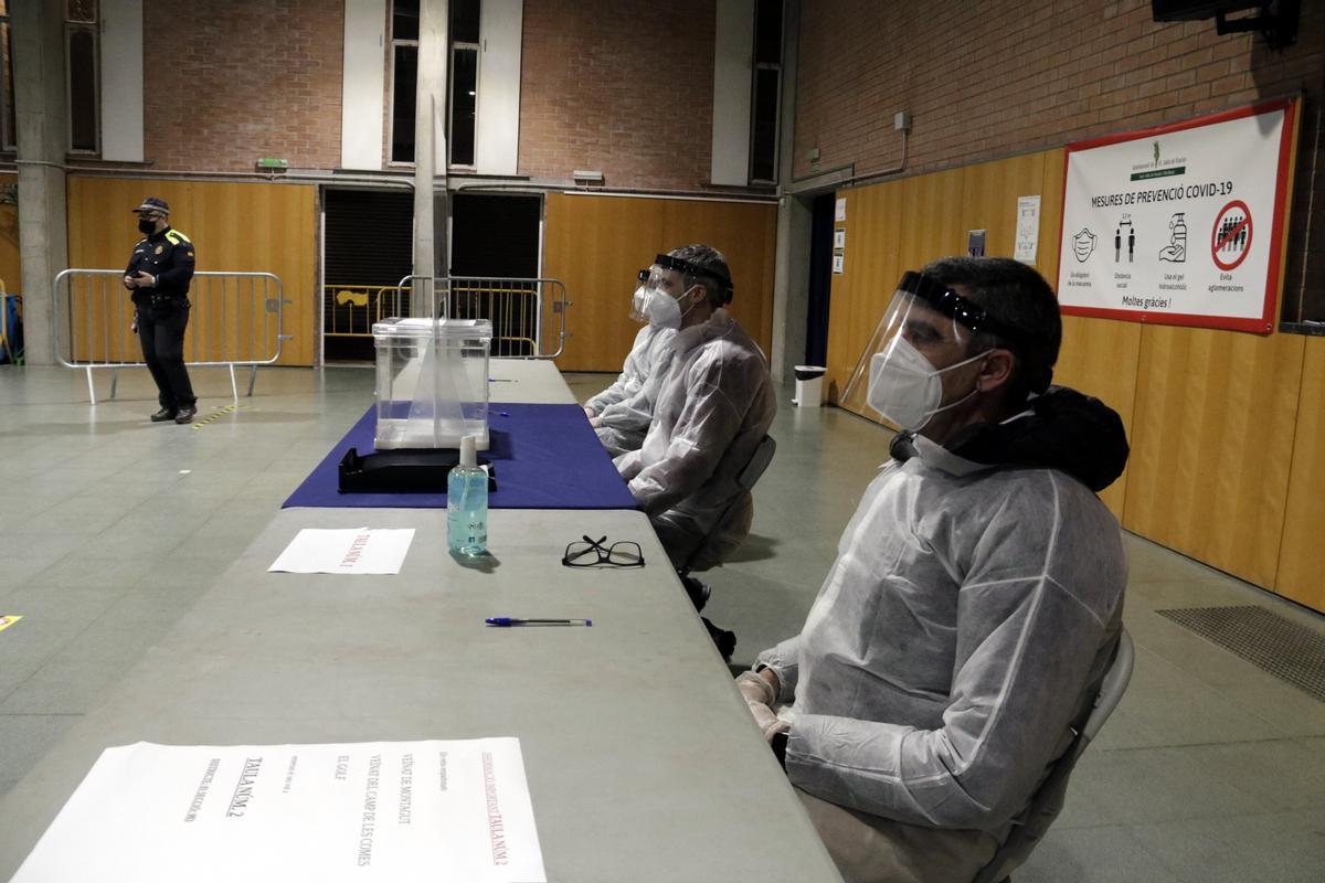 Simulacro de votación en un colegio electoral de Sant Julià de Ramis.