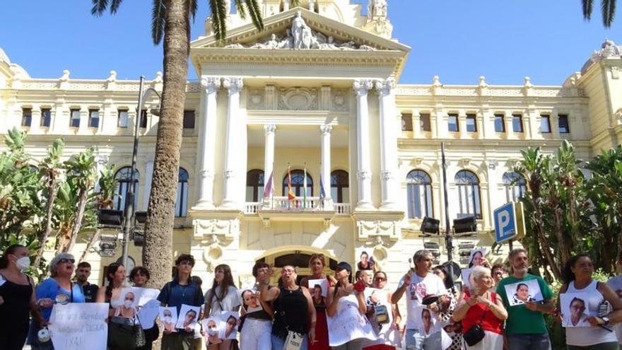 Cacerolada en el Ayuntamiento de Málaga por siete mujeres desahuciadas: "Ya no soy del Cautivo porque me ha abandonado. Las personas malas son las que ganan"
