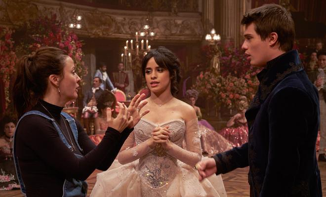 Un momento del rodaje de 'Cenicienta' ('Cinderella') con Camila Cabello y Nicholas Galitzine