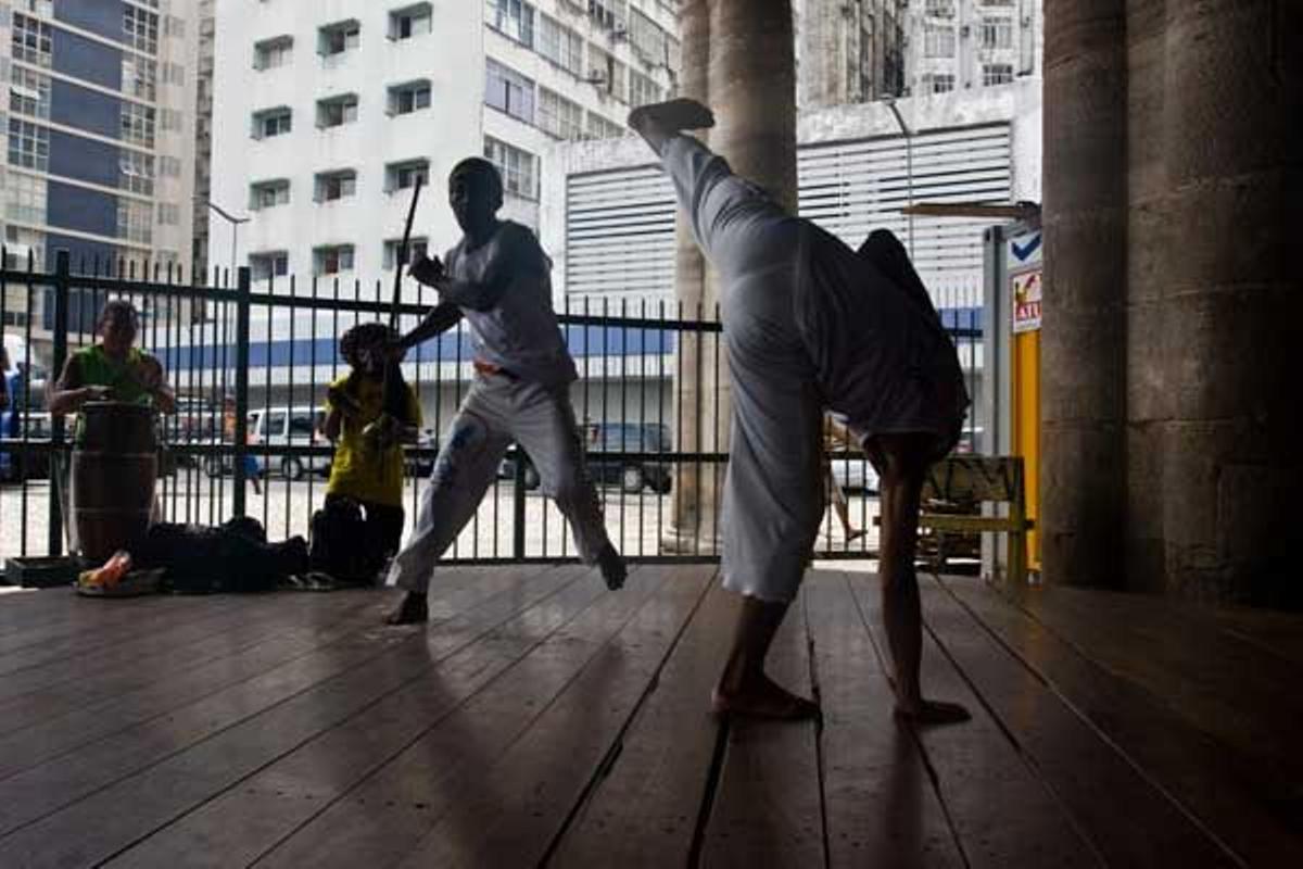 Jóvenes bailando capoeira en el Mercado Modelo de Salvadro de Bahía.