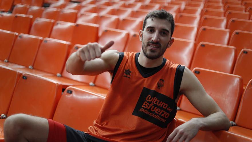 Guillem Vives posa para SUPER tras el último entrenamiento de preparación del partido ante el Partizan de Belgrado.