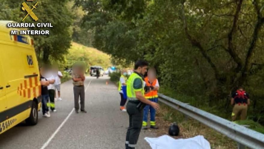 Los servicios sanitarios nada pudieron hacer por el motorista que sufrió un accidente mortal en una carretera de Oia.