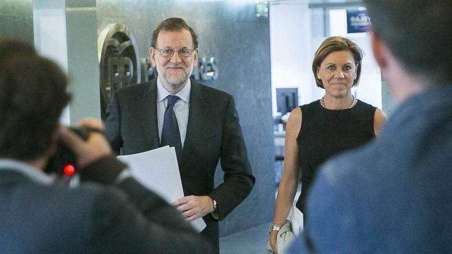 Rajoy y Cospedal, ayer, a su llegada a la reunión del comité de dirección del PP.