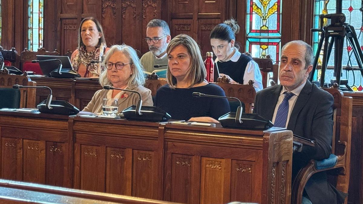 Gimena Llamedo, en el centro, durante la comparecencia.