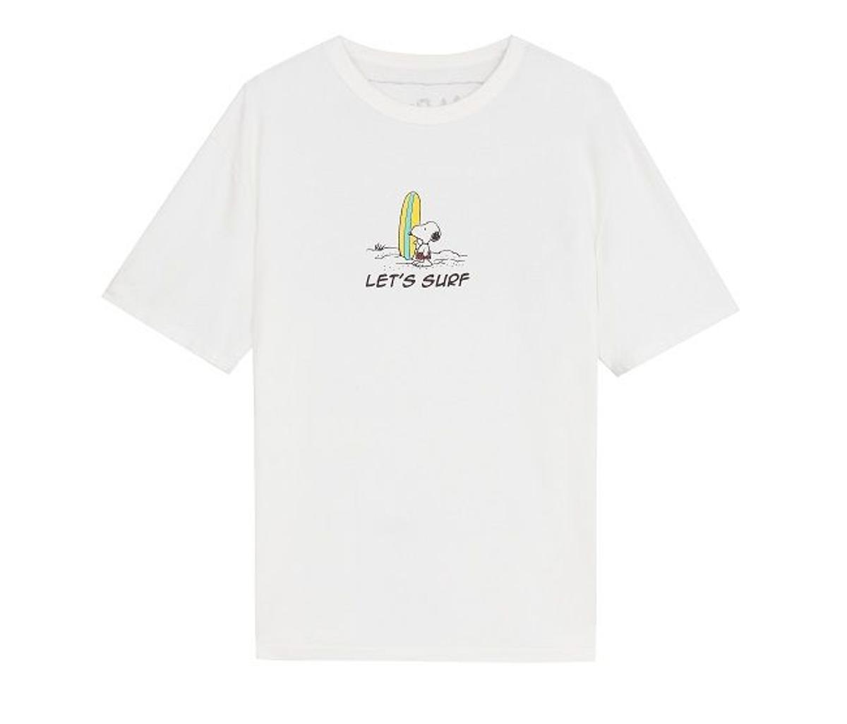 Snoopy se va a surfear en esta camiseta