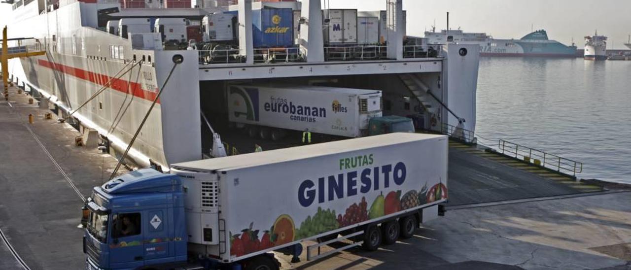 Imagen de la descarga de camiones de mercancías en el puerto de Palma.