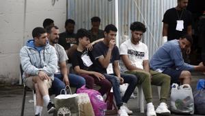 Kalamata (Greece), 16/06/2023.- Migrants wait for their buses that will take them from Kalamata port to a migrant reception facility in Malakasa, Greece, 16 June 2023. The 104 people rescued after a migrant boat capsized off the coast of Pylos will be taken to a migrant reception facility in Malakasa. A total of 104 individuals were rescued, while 78 bodies were recovered, after a fishing boat capsized in international waters 47 nautical miles southwest of the Peloponnese coast and the town of Pylos. The number of people missing remains unknown. (Grecia) EFE/EPA/YANNIS KOLESIDIS