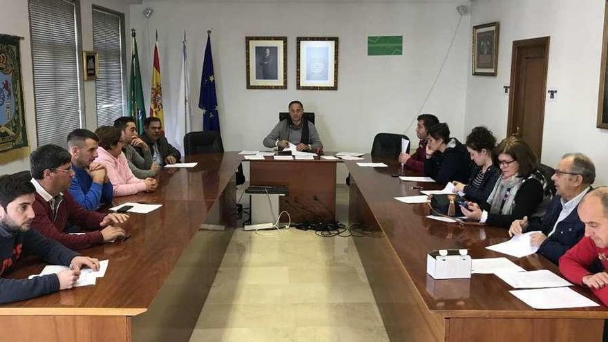 El alcalde Jesús Otero y representantes de los colectivos, durante la firma del convenio.