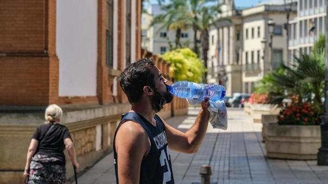 Una persona es refresca davant l’onada de calor.