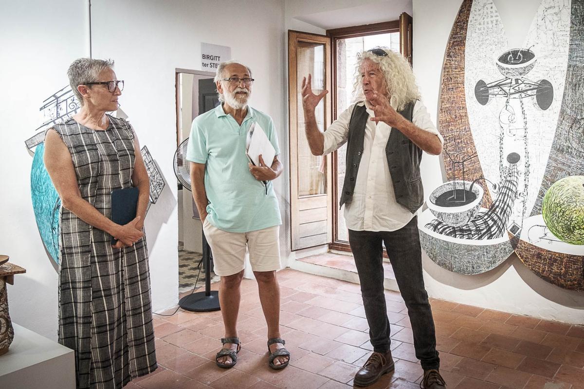 Antoni Federico parlant al costat de l'historiador de l'art, Enric Tubert, i Ester Julià, coordinadora de Can Viola.