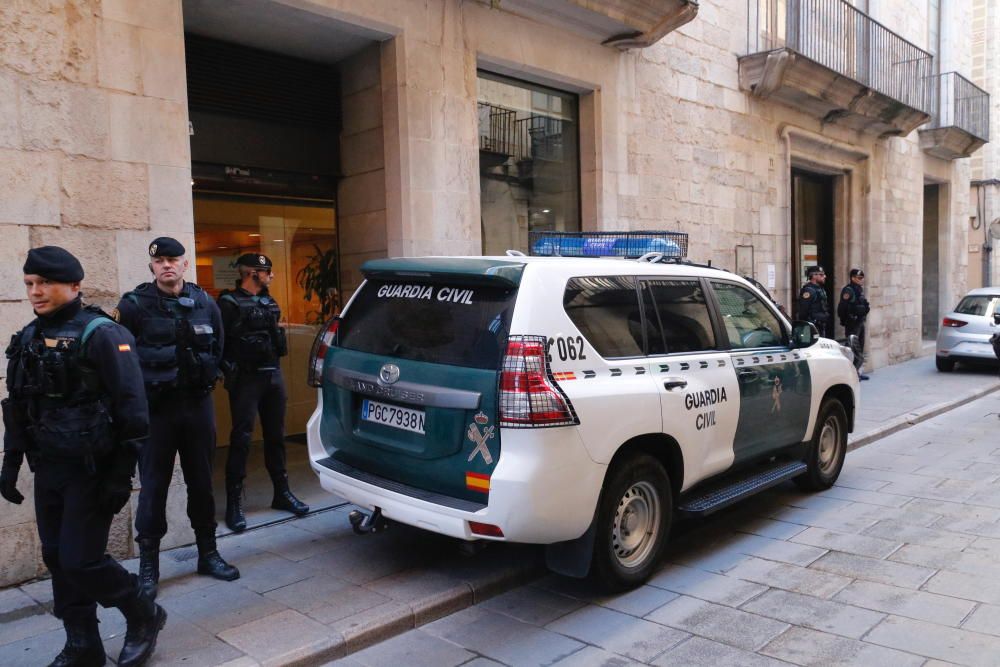 Agents de la Guàrdia Civil davant la seu d''Aigïes de Girona