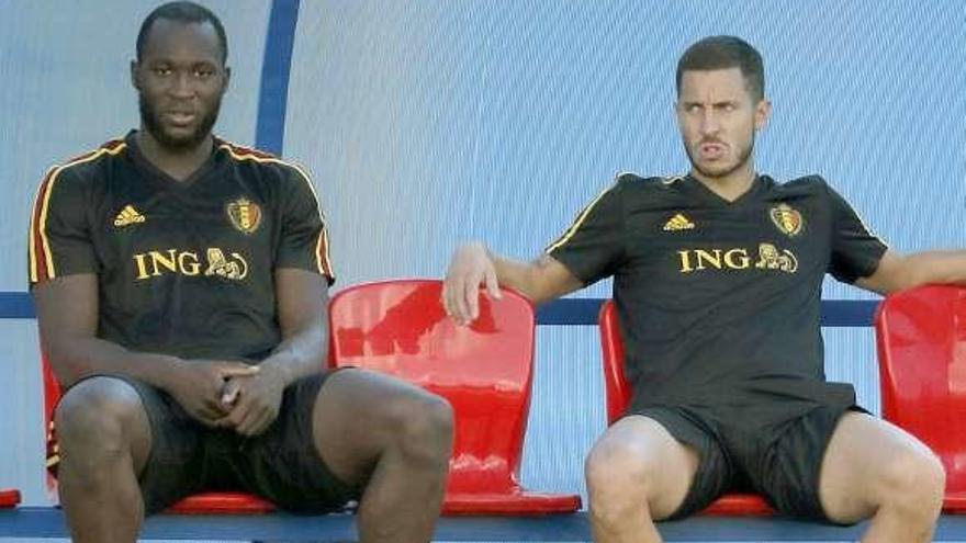 Lukaku y Hazard observan un entrenamiento de Bélgica.