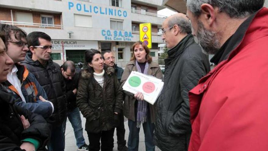 El diputado nacional del PP, Celso Delgado, dialoga con afectados por la hipoteca y manifestantes a unos metros de su casa.  // Jesús Regal