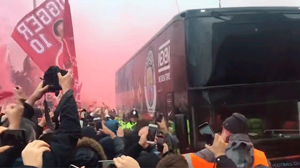 El hostil recibimiento de los aficionados del Liverpool en la llegada en autobús del City el año pasado