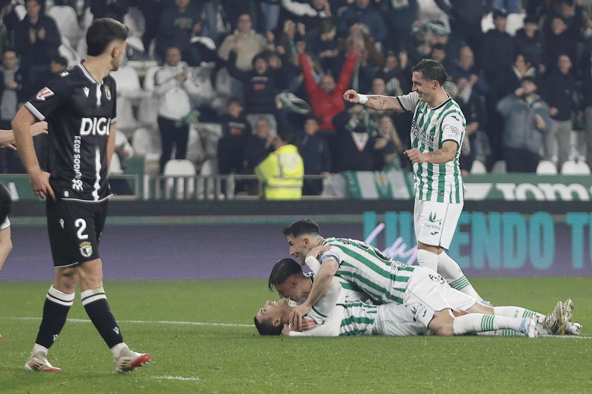 Los futbolistas del Córdoba CF celebran el gol de Adrián Fuentes en El Arcángel.