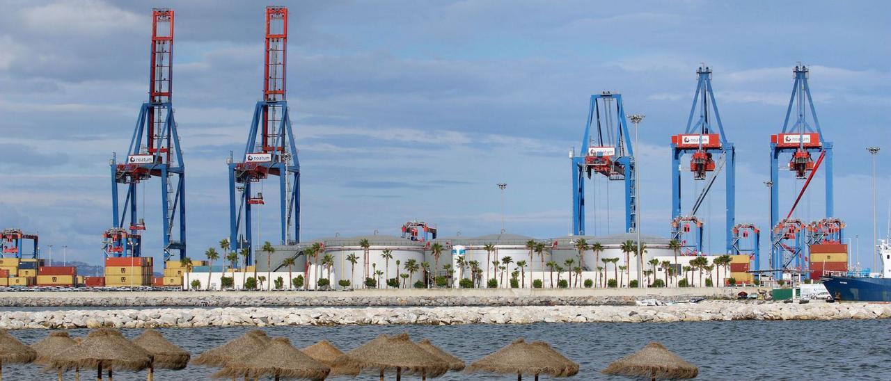 Una vista de las grúas de contenedores del puerto de Málaga.